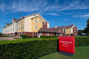 Um hotel com vários andares e uma placa que diz 'Towneplace Suites Marriott'.