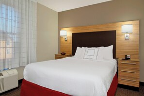 Estudio, 1 cama Queen size y sofá cama | Escritorio, espacio para trabajar con laptop y cortinas blackout 