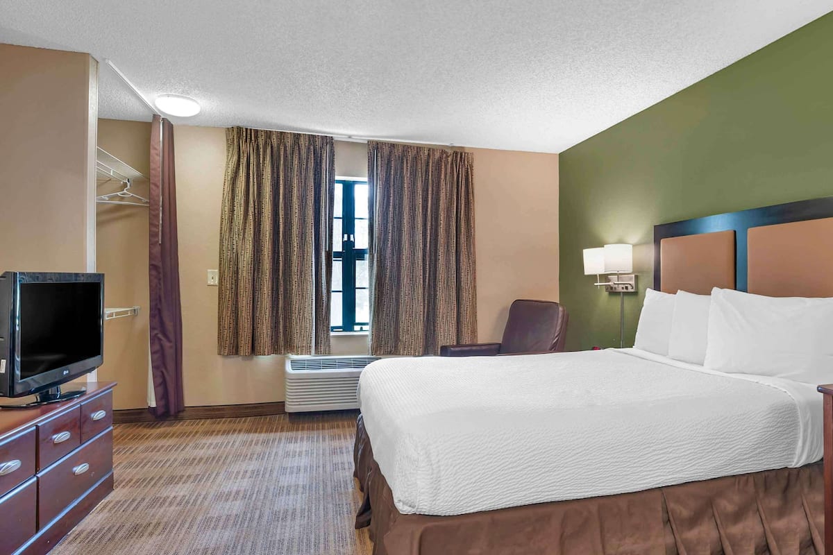 Desk, iron/ironing board, free WiFi, bed sheets