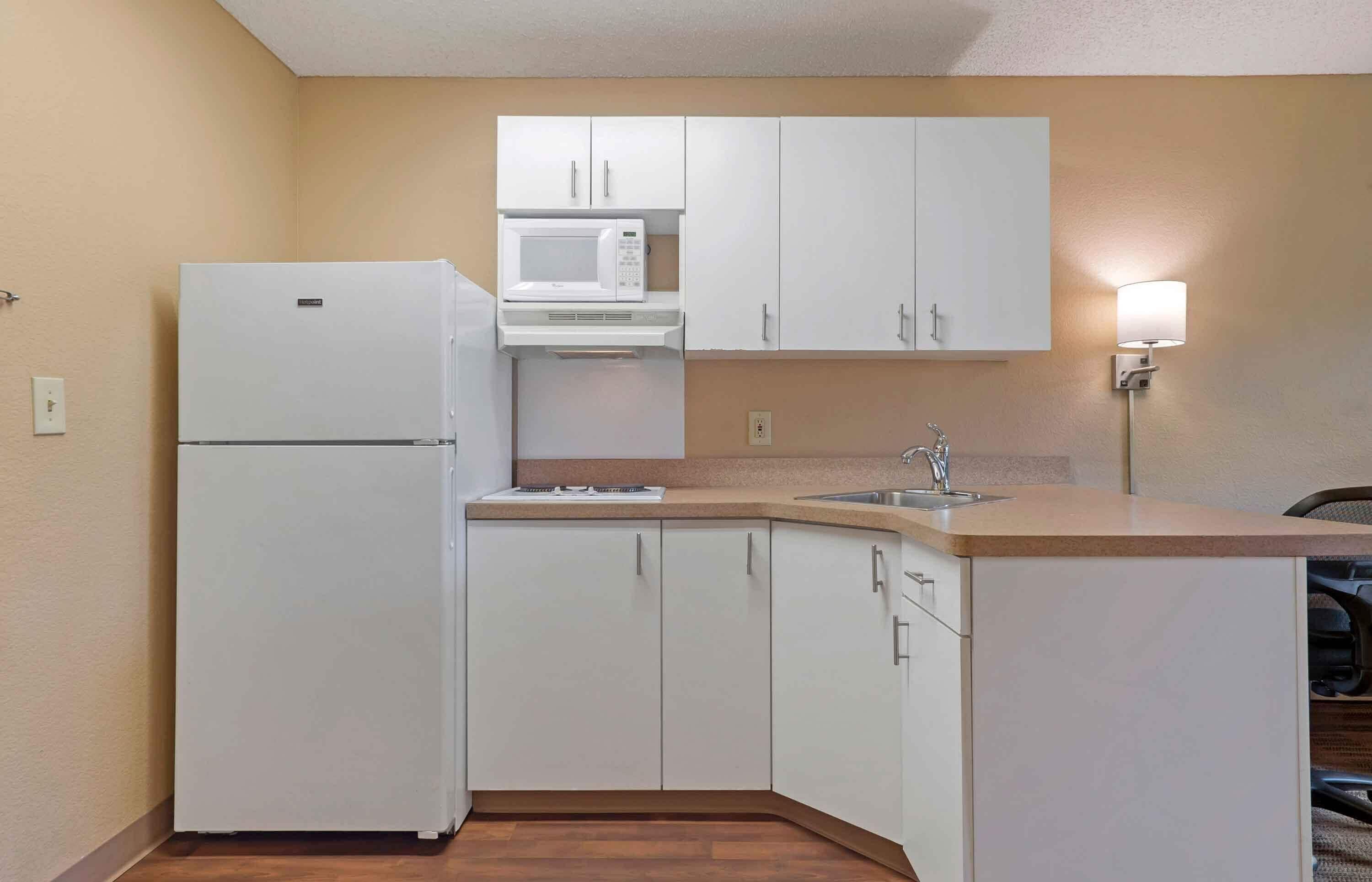 Studio, 1 grand lit, non-fumeur | Cuisine privée | Réfrigérateur grande capacité avec congélateur, four à micro-ondes
