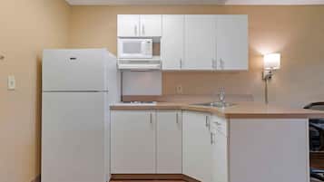 Studio, 1 grand lit, non-fumeur | Cuisine privée | Réfrigérateur grande capacité avec congélateur, four à micro-ondes