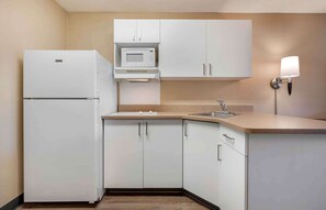 Studio, 1 Queen Bed, Non Smoking | Desk, iron/ironing board, free WiFi, bed sheets
