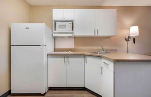 Studio, 1 Queen Bed, Non Smoking | Desk, iron/ironing board, free WiFi, bed sheets