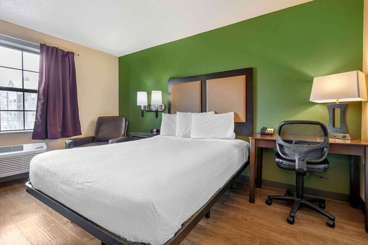 Desk, iron/ironing board, WiFi (free), bed sheets