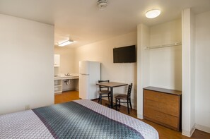 Studio, 1 Queen Bed, Accessible, Non Smoking | Free WiFi, bed sheets