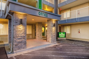 Exterior - HomeTowne Studios By Red Roof Denver - Airport/ Aurora (Aurora)