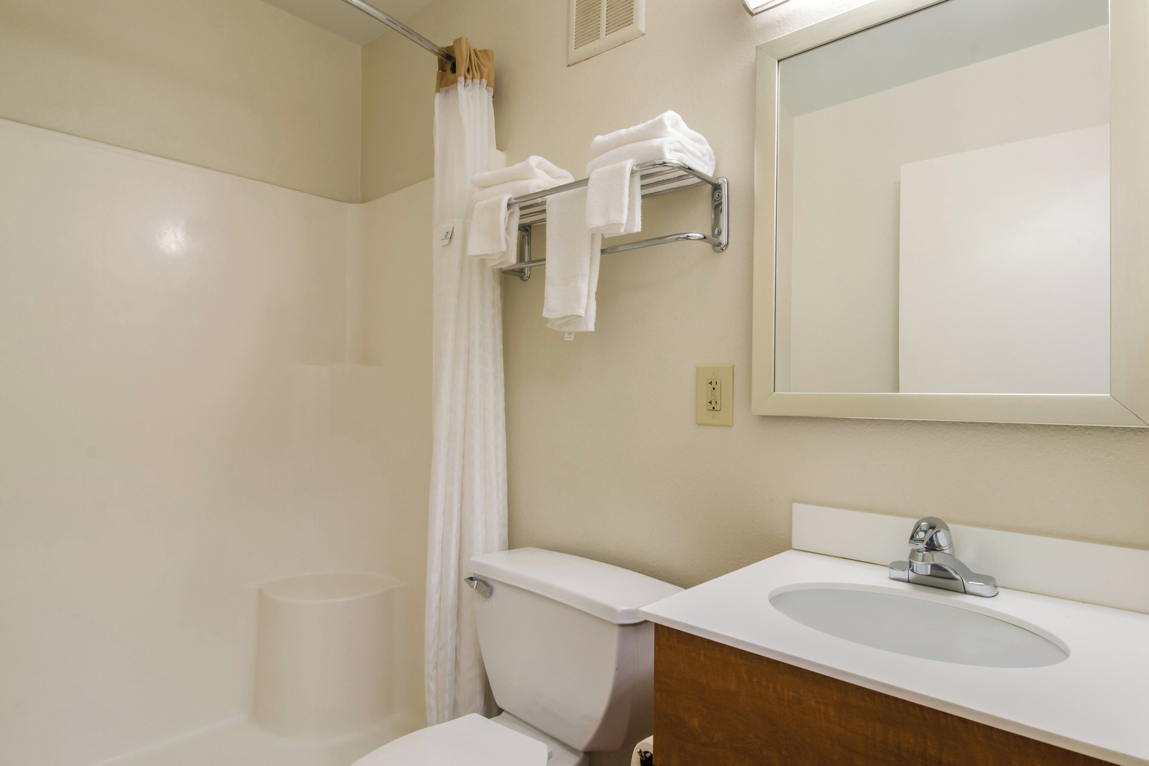 Shower, free toiletries, towels