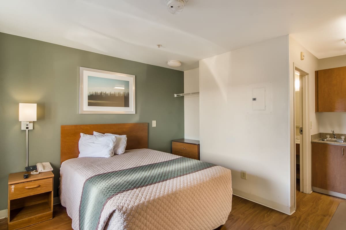 Studio, 1 Queen Bed, Non Smoking | Free WiFi, bed sheets
