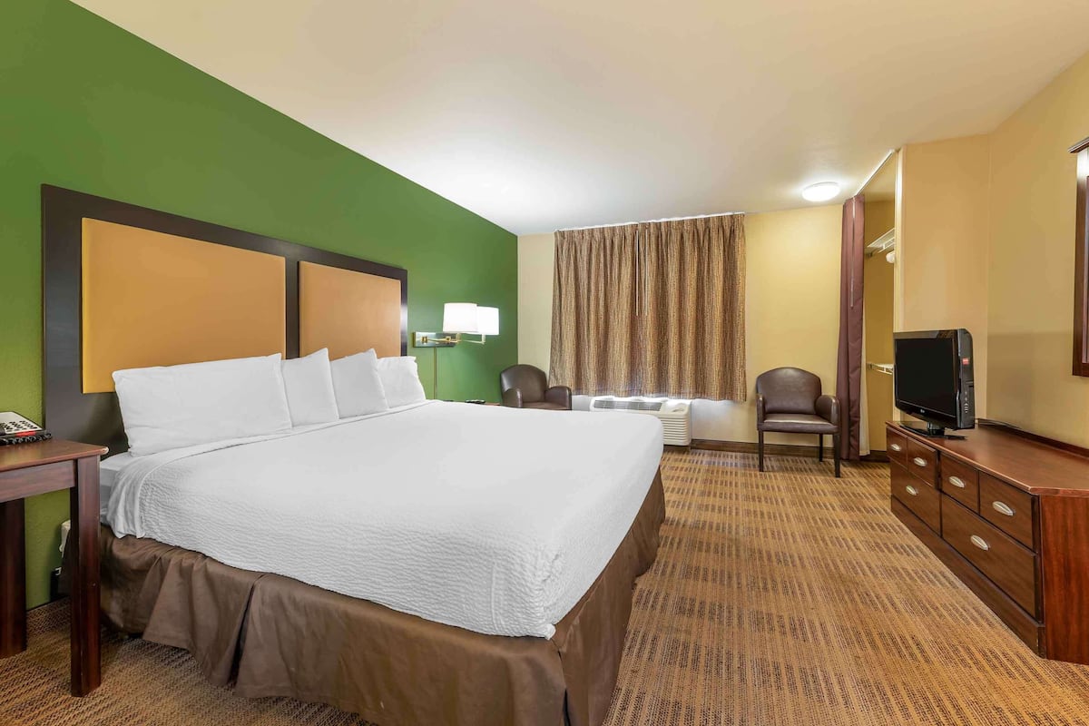 Studio, 1 King Bed, Non Smoking | Desk, iron/ironing board, free WiFi