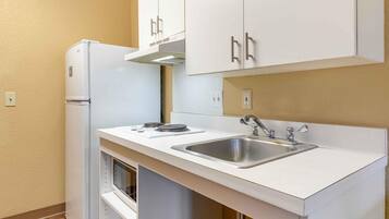 Studio, 1 grand lit, accessible aux personnes à mobilité réduite, non-fumeurs | Cuisine privée | Cafetière/bouilloire, grand réfrigérateur, micro-ondes