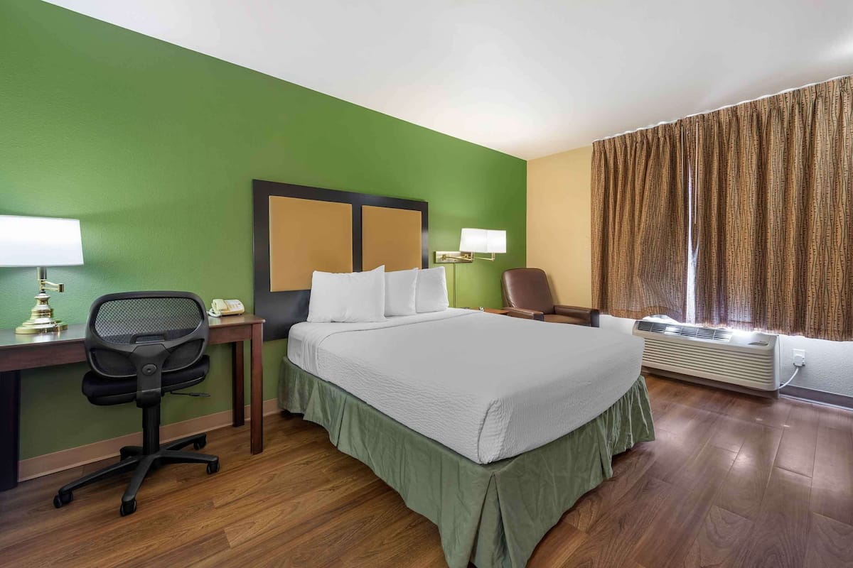 Studio, 1 Queen Bed, Non Smoking | Desk, iron/ironing board, free WiFi