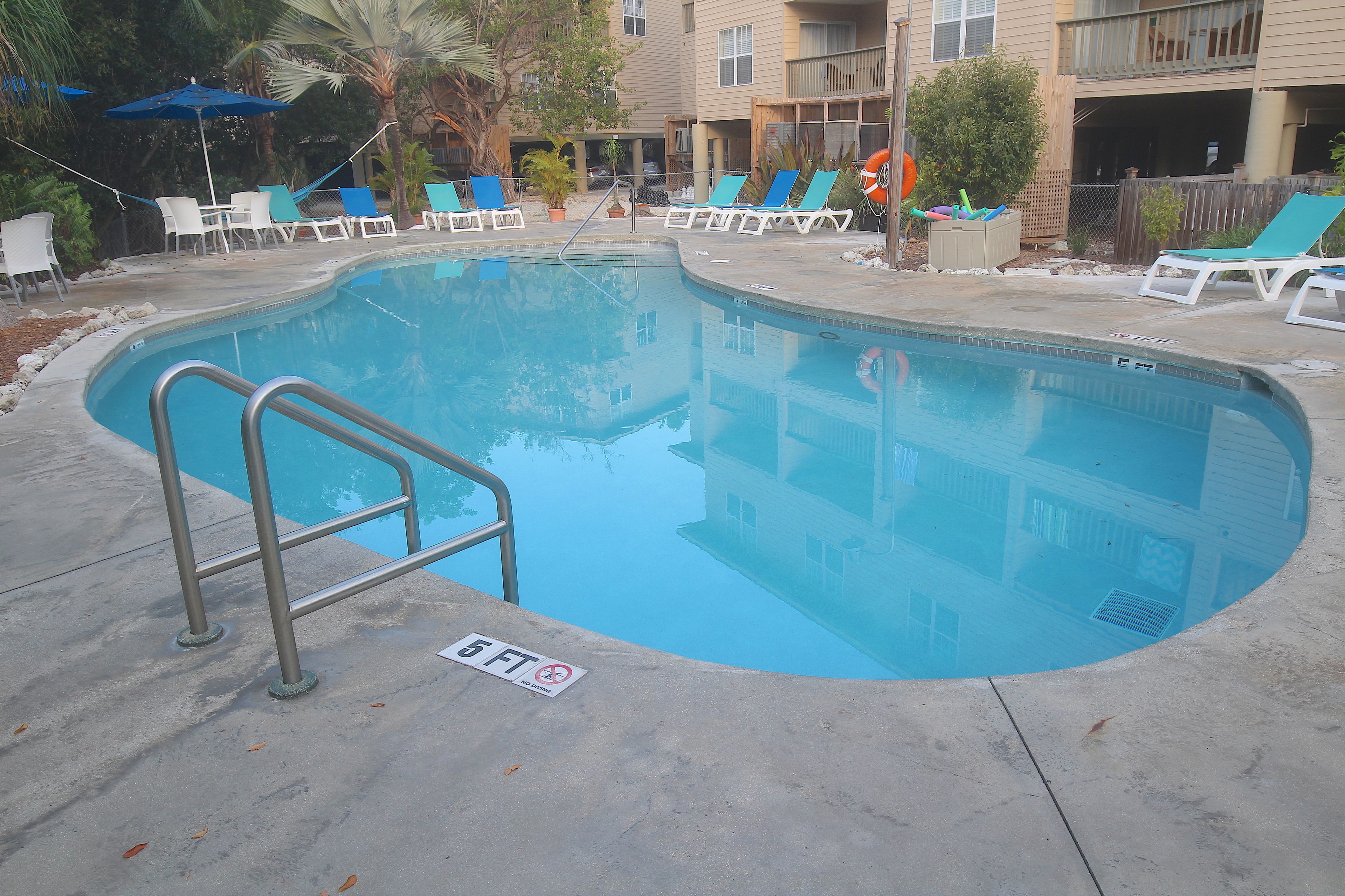 2 من حمّامات السباحة الخارجية