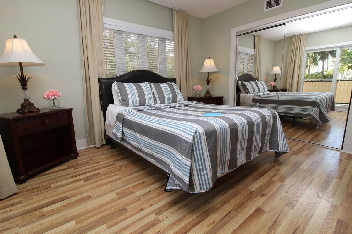 Deluxe Condo, 2 Bedrooms | Iron/ironing board, WiFi (free), alarm clocks, bed sheets