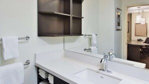 シャワー付き浴槽、バスアメニティ (無料)、ヘアドライヤー、タオル