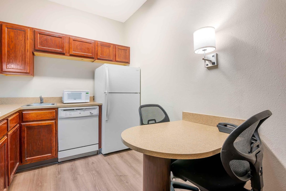 suite, 2 double beds, non smoking | private kitchen | fridge, microwave, stovetop, dishwasher