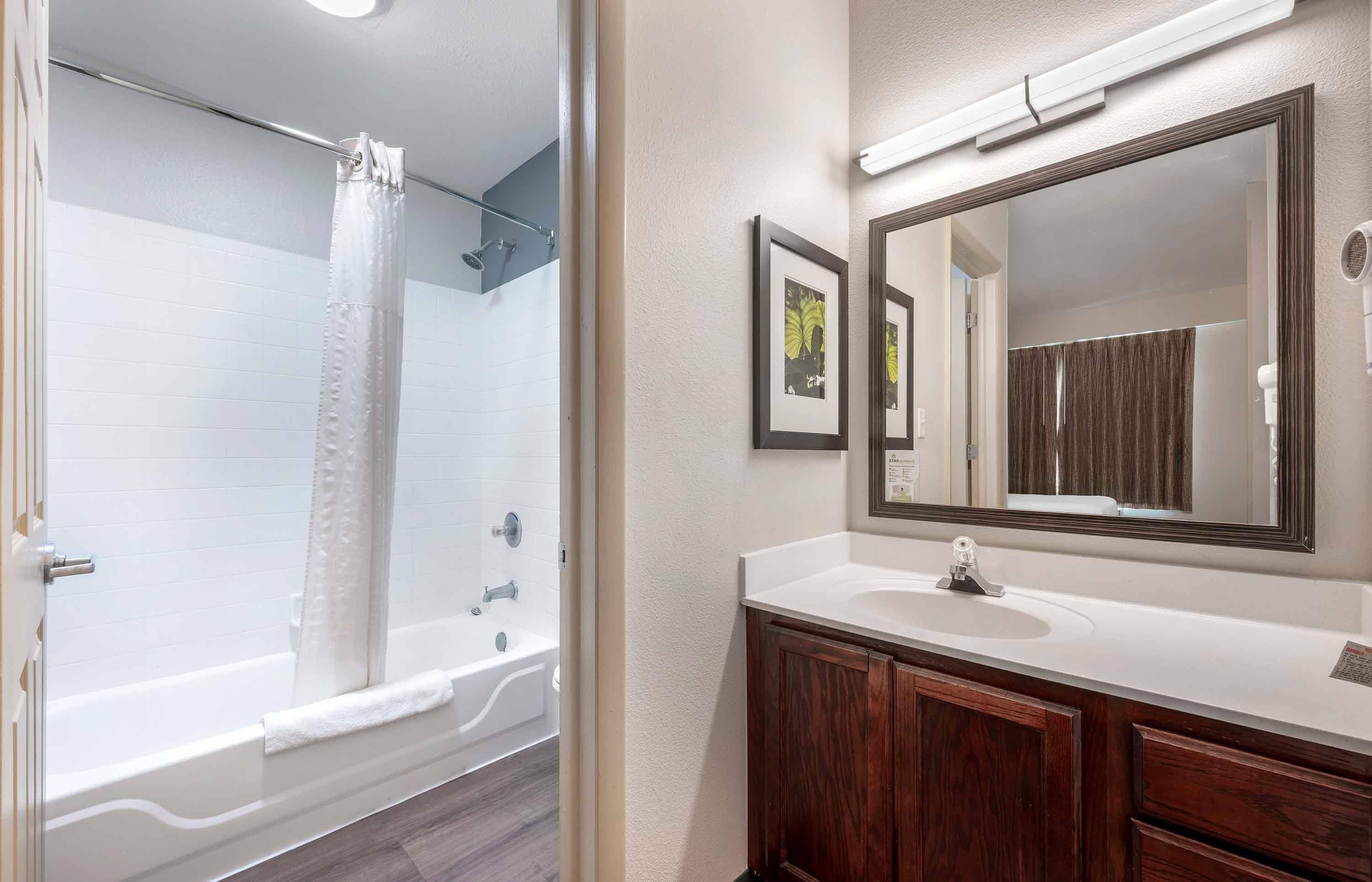 studio, 2 double beds, non smoking | bathroom | combined shower/bathtub, free toiletries, hair dryer, towels