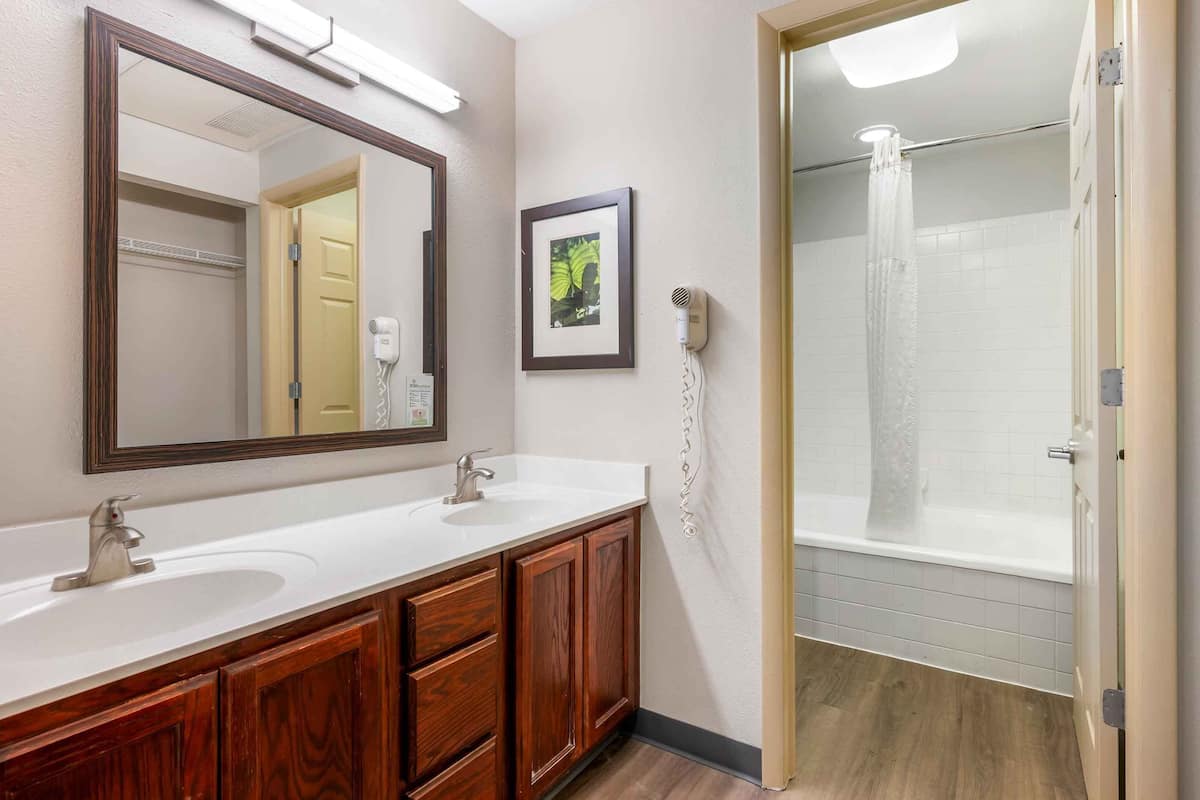Combined shower/tub, free toiletries, hair dryer, towels
