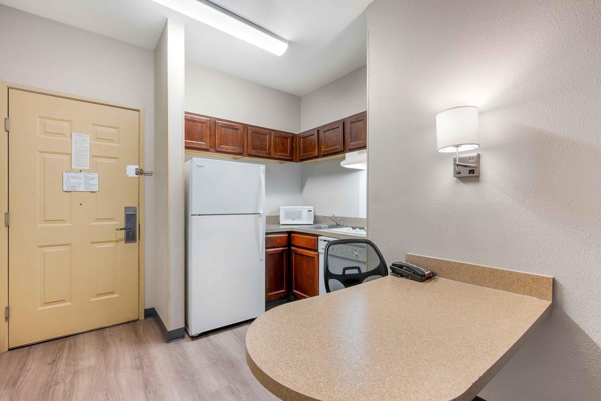 suite, 1 king bed, non smoking | private kitchen | fridge, microwave, stovetop, dishwasher