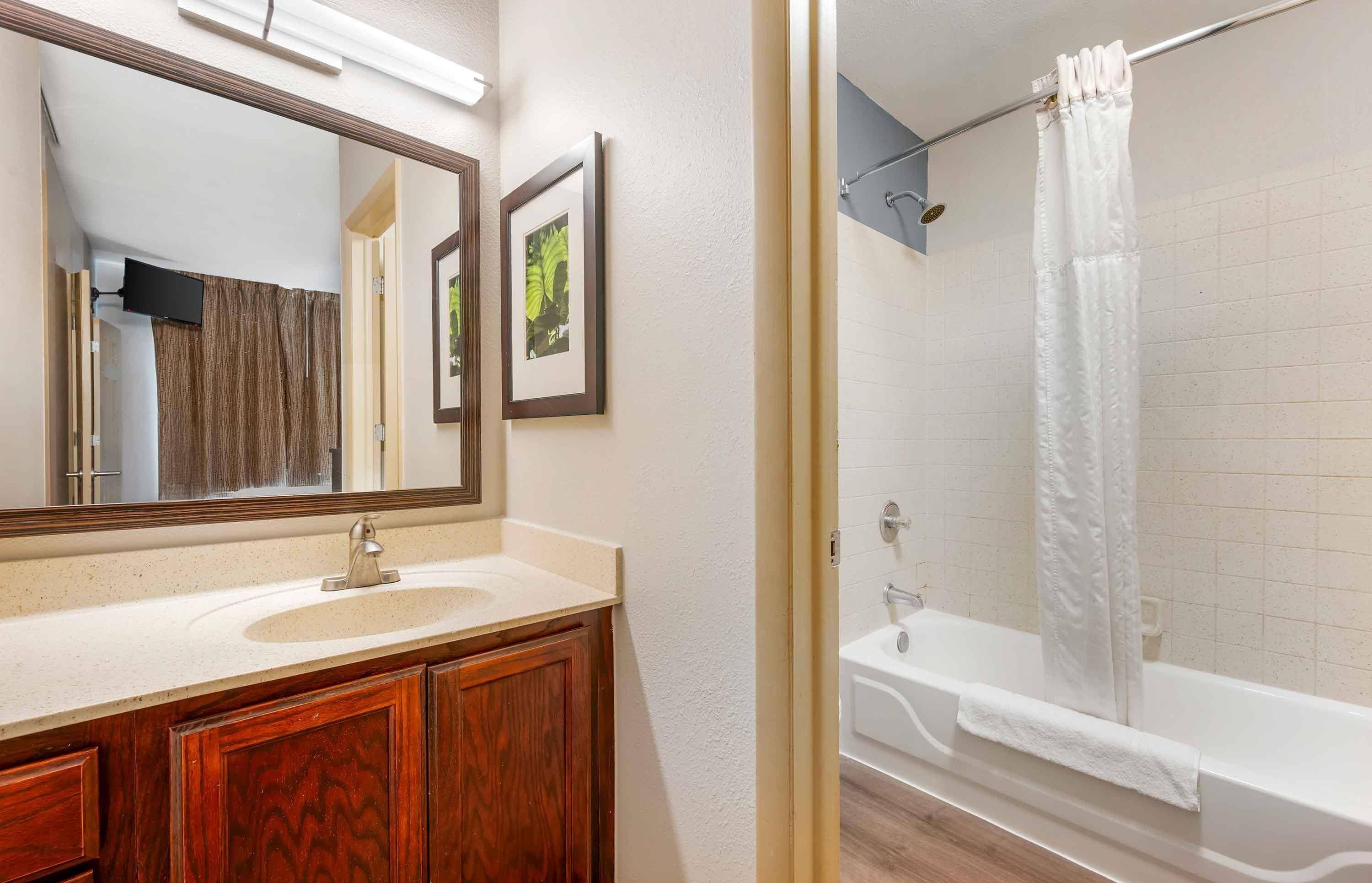 suite, 1 king bed, non smoking | bathroom | combined shower/bathtub, free toiletries, hair dryer, towels