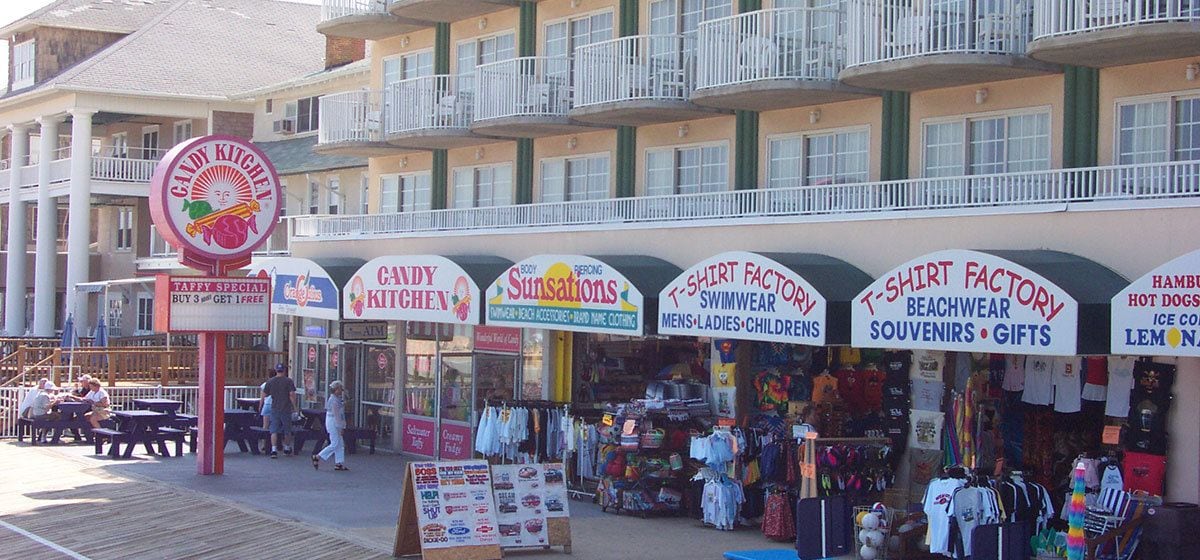 Une promenade en bord de mer bordée de boutiques, notamment Candy Kitchen, T-shirt Factory et Sunshine's.