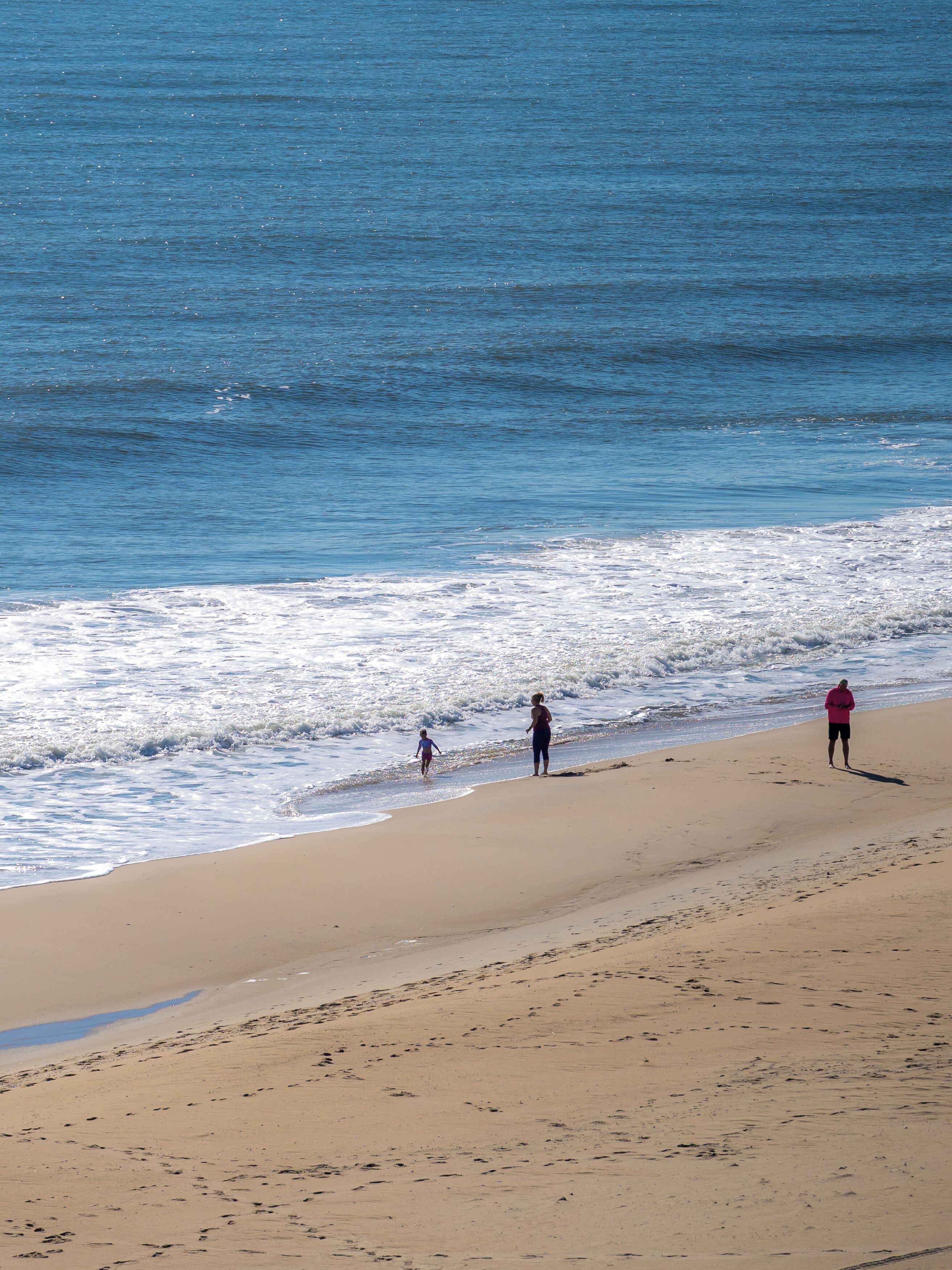 Una playa con arena y olas.