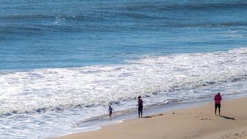 Una playa con arena y olas.