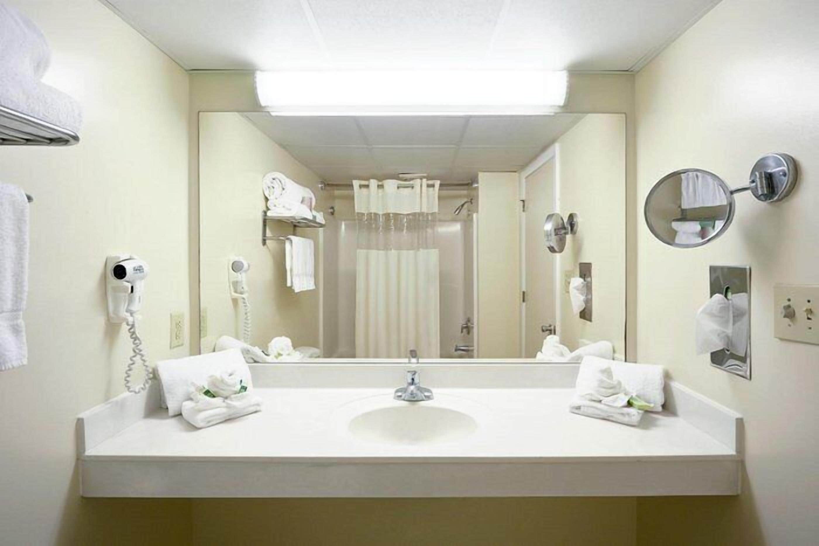 Ensemble baignoire-douche, articles de toilette griffés