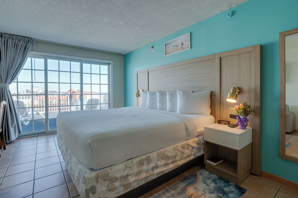 Standardrum - 1 kingsize-sÀng med bÀddsoffa - viss havsutsikt | Individuell inredning, unika möbler, skrivbord och arbetsyta för laptop