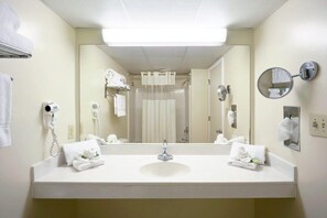 Combined shower/bathtub, designer toiletries, hair dryer