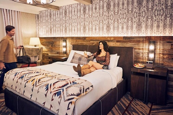 Ropa de cama de alta calidad, colchones con pillow-top y minibar