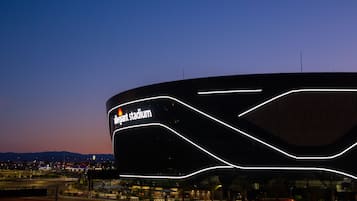 Un estadio con fachada curva y señalización iluminada que dice 'allegiant stadium'.