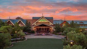 Un grand immeuble à étages, doté d’une entrée imposante et d’une enseigne indiquant « SILVERTON Casino & Lodge ».