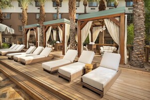 室外游泳池，08:00 至 20:00 开放，免费小屋，池畔遮阳伞