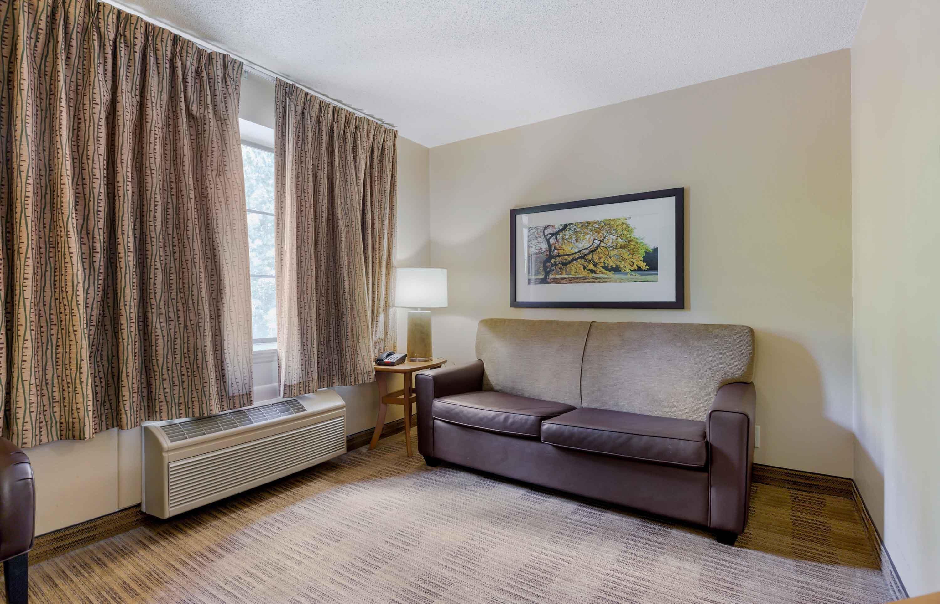 Deluxe Studio, Multiple Beds, Non Smoking | Desk, laptop workspace, iron/ironing board, WiFi (free)