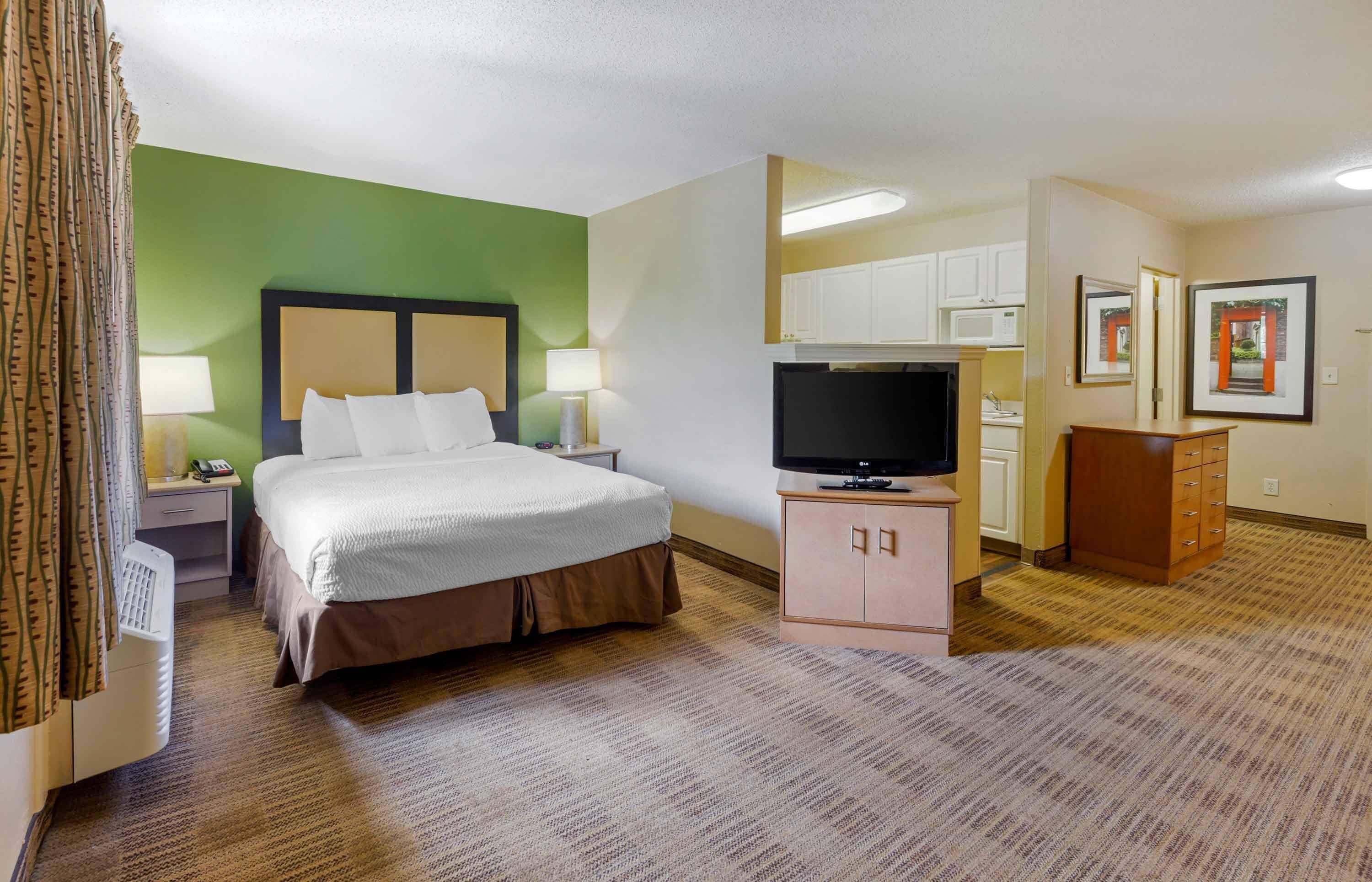 Deluxe Studio, 1 Queen Bed with Sofa bed, Non Smoking | Desk, laptop workspace, iron/ironing board, free WiFi