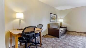 Deluxe Studio, 1 Queen Bed with Sofa bed, Non Smoking | Desk, laptop workspace, iron/ironing board, free WiFi