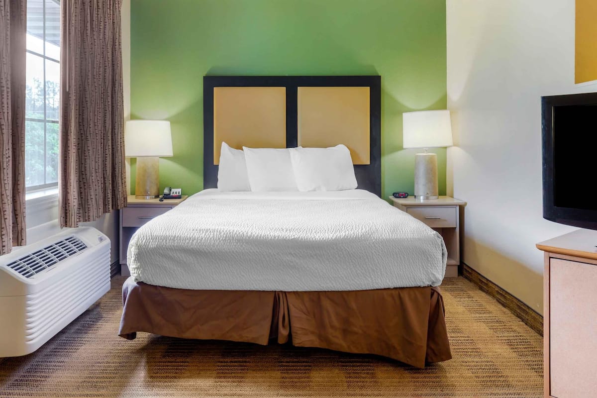 Deluxe Studio, 1 Queen Bed with Sofa bed, Non Smoking | Desk, laptop workspace, iron/ironing board, WiFi (free)