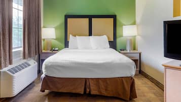 Deluxe Studio, 1 Queen Bed with Sofa bed, Non Smoking | Desk, laptop workspace, iron/ironing board, free WiFi