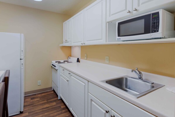 Fridge, microwave, stovetop - Extended Stay America Select Suites Raleigh RTP 4610 Miami B (Durham)