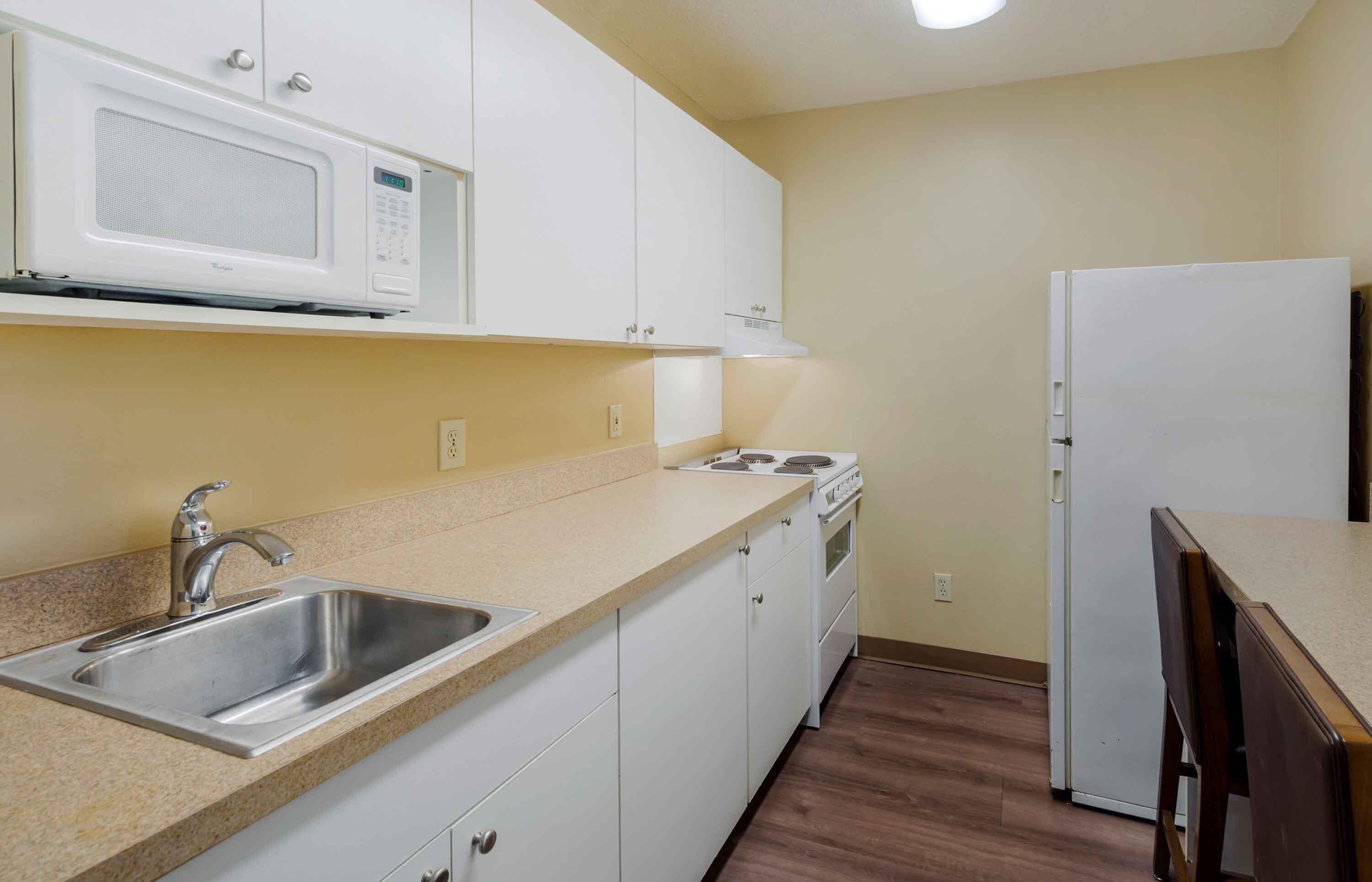 Deluxe Studio, 1 Queen Bed with Sofa bed, Non Smoking | Private kitchen | Fridge, microwave, stovetop