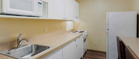 Deluxe Studio, 1 Queen Bed with Sofa bed, Non Smoking | Private kitchen