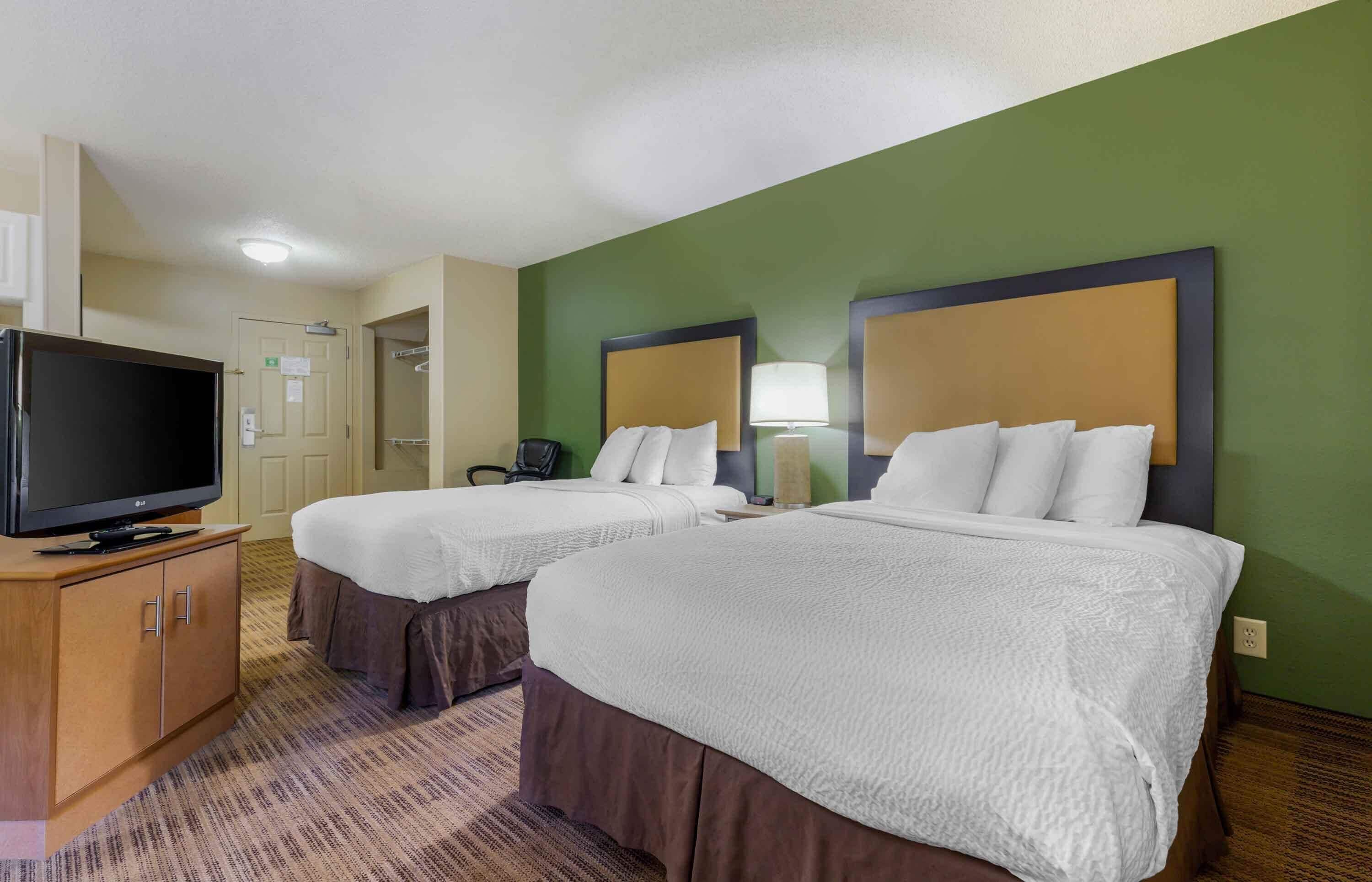 Deluxe Studio, Multiple Beds, Non Smoking | Desk, laptop workspace, iron/ironing board, WiFi (free)