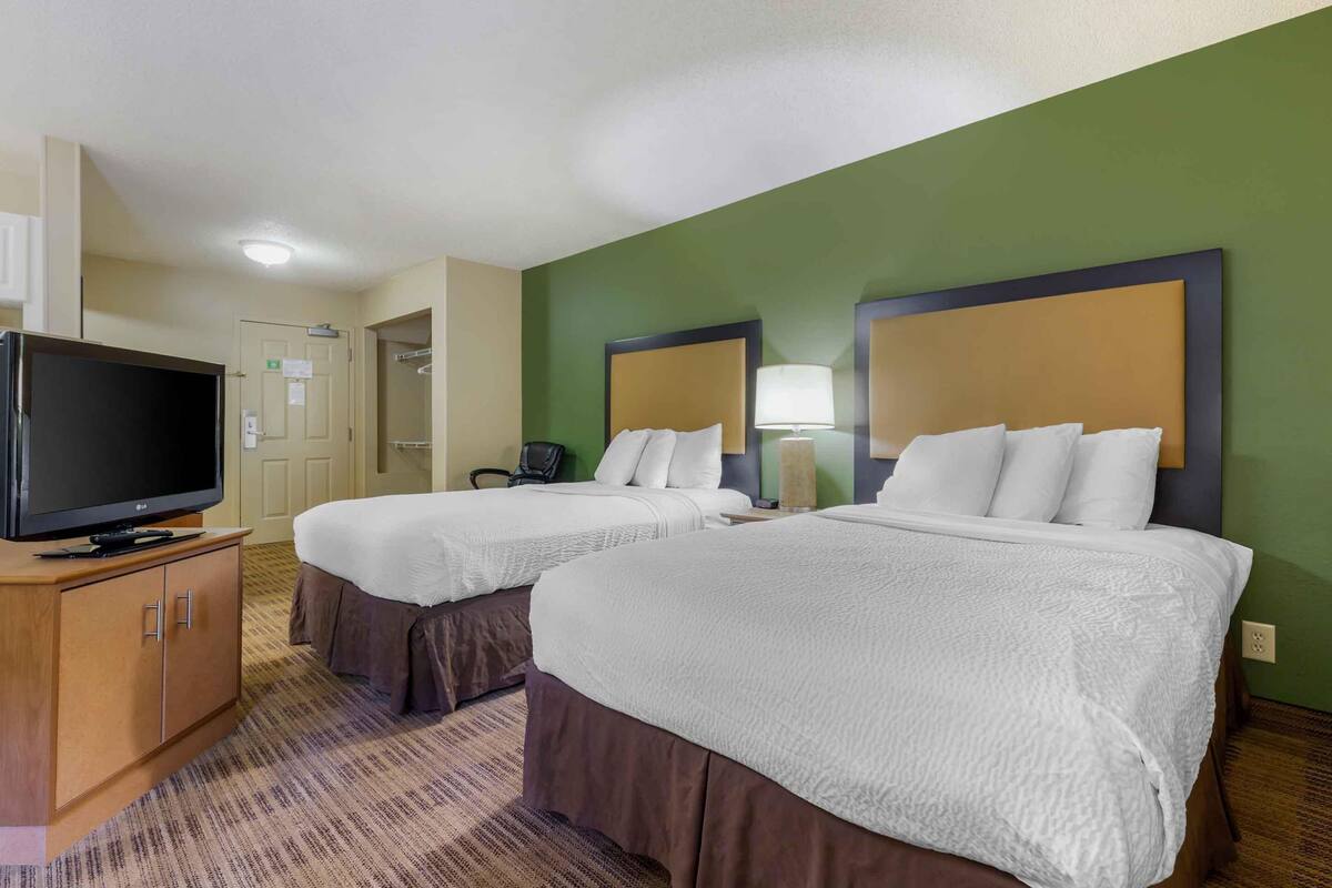 Deluxe Studio, Multiple Beds, Non Smoking | Desk, laptop workspace, iron/ironing board, WiFi (free)