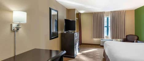 Studio, 1 King Bed, Non Smoking | Desk, iron/ironing board, free WiFi, bed sheets