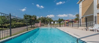 Super 8 by Wyndham Denton