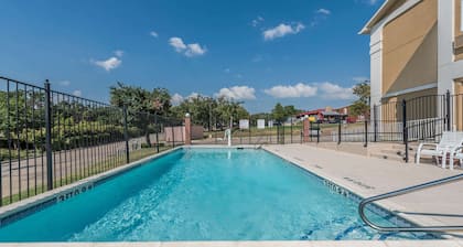 Super 8 by Wyndham Denton