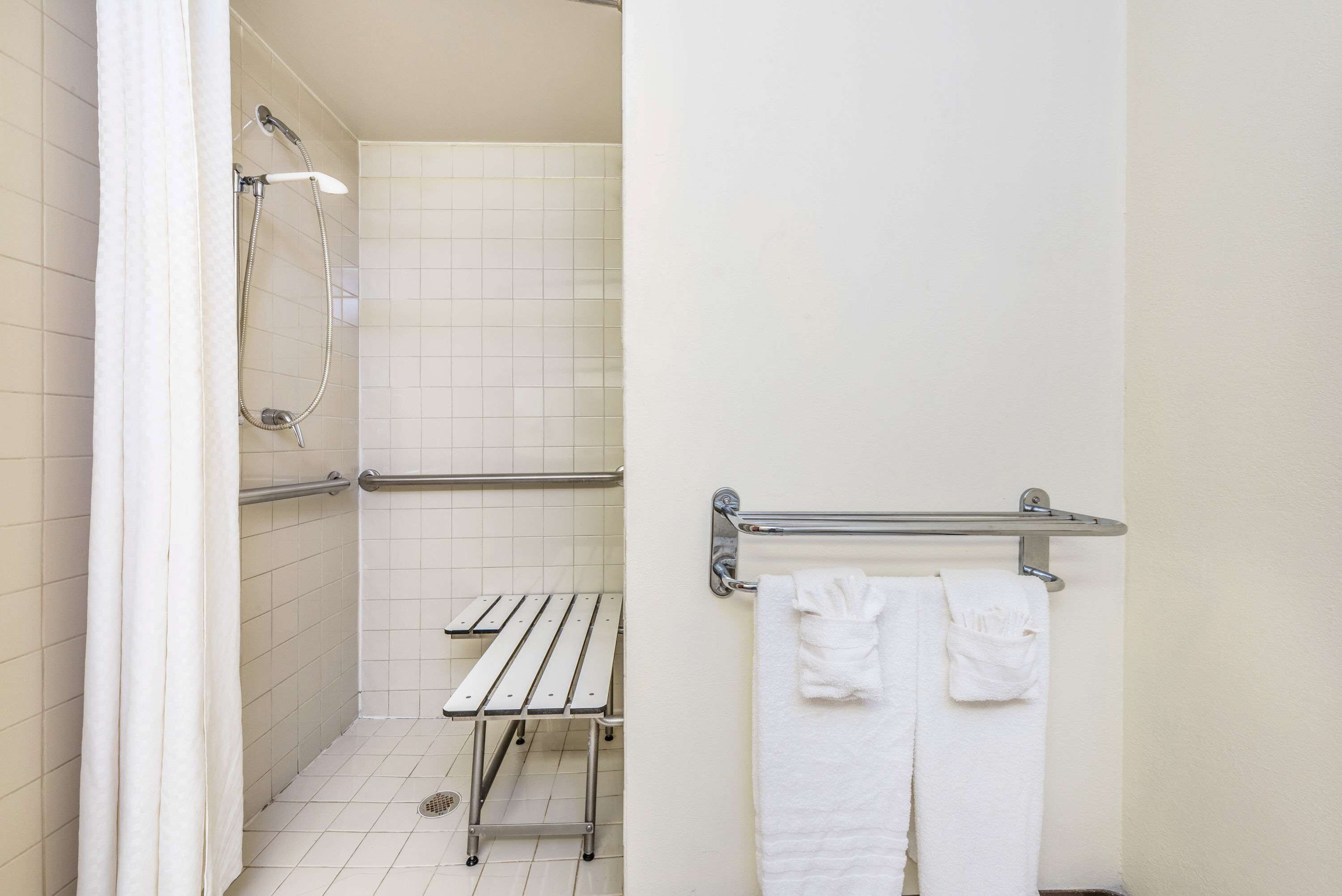 Combined shower/bathtub, free toiletries, hair dryer, towels