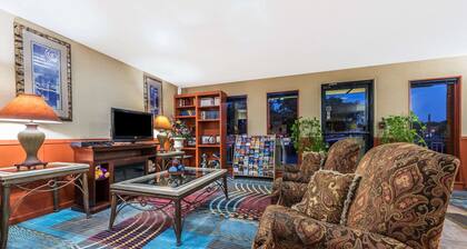 Super 8 by Wyndham Denton