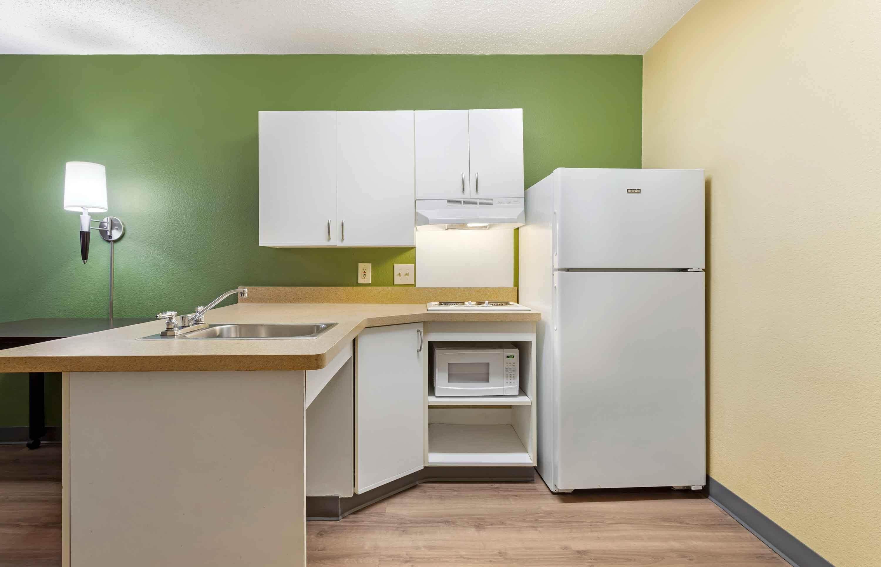 ثلاجة، ميكروويف، موقد طهي مسطح، ماكينة لصنع القهوة/الشاي