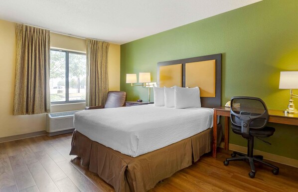 Escritorio, espacio para trabajar con laptop y cortinas blackout 